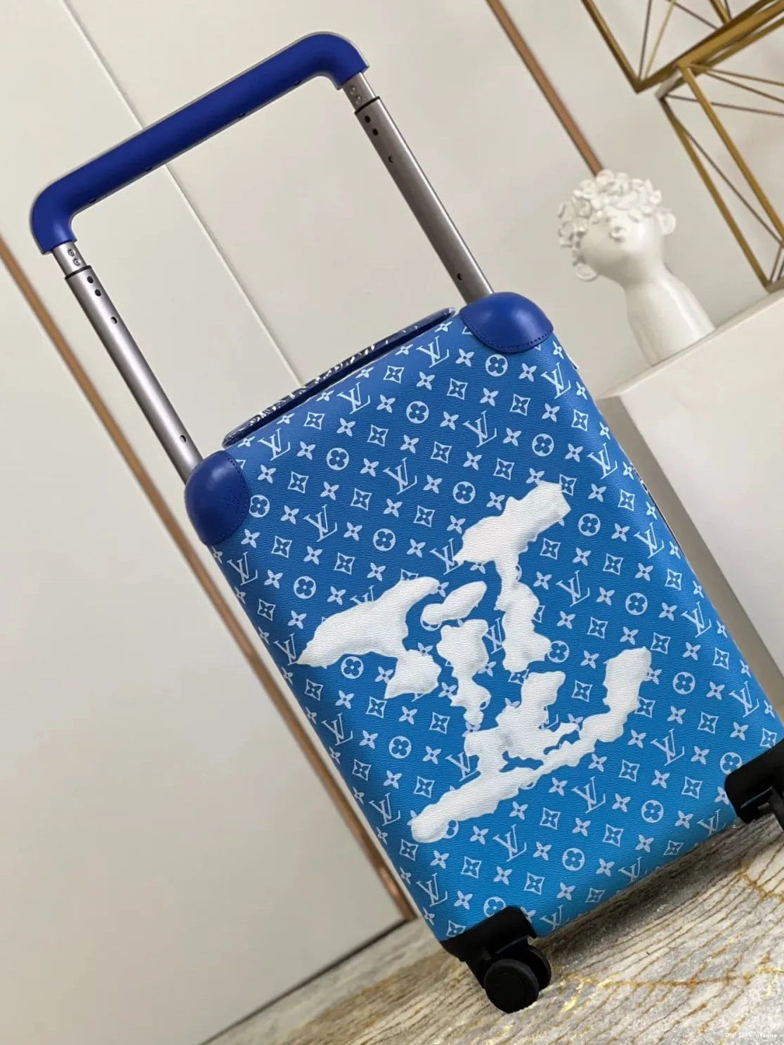 37L CLOUDS 55 SUITCASE HORIZON CABIN CUSTOM 0515